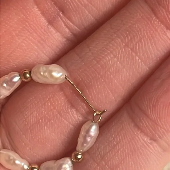 14k yellow gold and pearl hoops - Picture 3 of 3